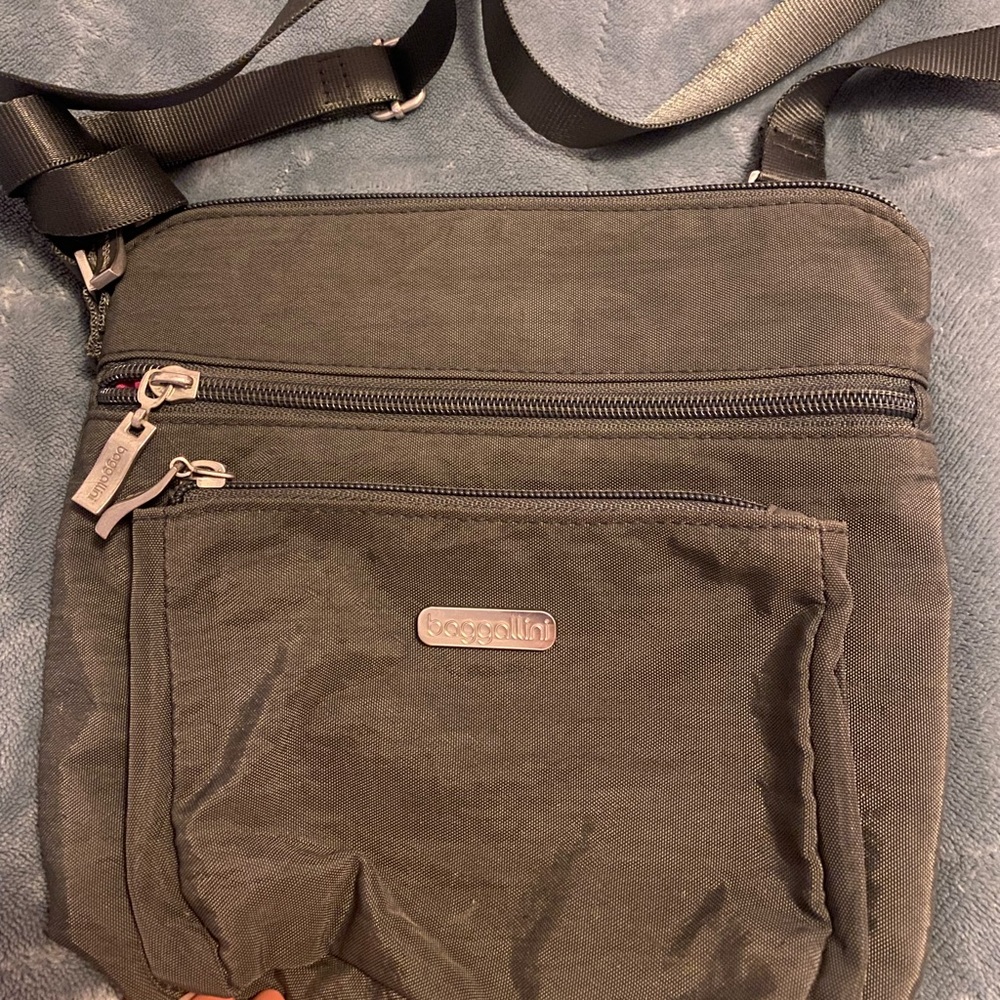 Baggallini cross body Purse! Good condition.